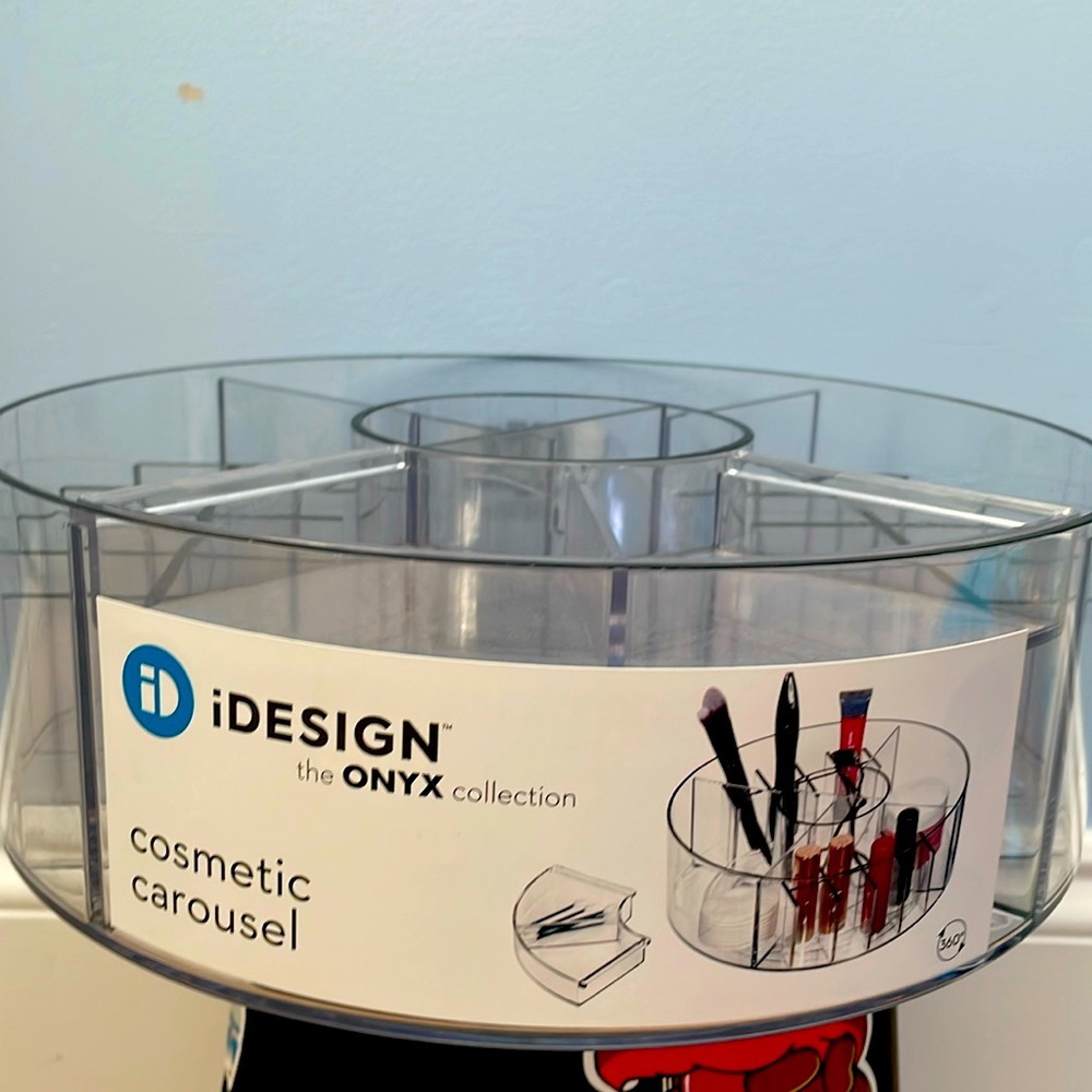Rotating cosmetic carousel